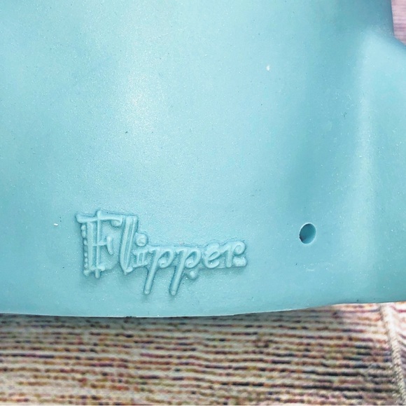 Vintage FLIPPER The DOLPHIN Movie Squirting Rubber Hand Puppet Pizza Hut 1996 - Picture 6 of 9